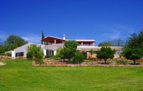 Villa on 3 hectares with sea views
