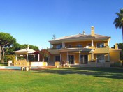 Luxury 4-bedroom villa in prime position