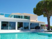 Contemporary villa with outstanding ocean views