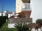 Ground floor apartment minutes from the Beach- Estoril