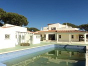 Lovely and spacious villa with swimming pool in Quarteira 