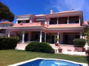 Tastefully Designed Home In Estoril